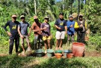 Proses Penaburan Benih Ikan di Aliran Sungai Ampelgading