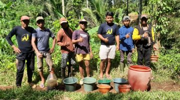 Proses Penaburan Benih Ikan di Aliran Sungai Ampelgading