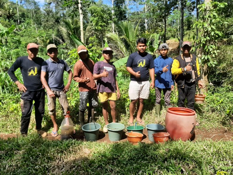 Proses Penaburan Benih Ikan di Aliran Sungai Ampelgading
