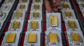 Pekerja menunjukkan emas batangan di Bandung, Jawa Barat, Selasa (2/9/2025). Pada hari Selasa 2 September 2025 harga emas batangan bersertifikat di Logam Mulia milik PT Aneka Tambang turun Rp 2.000 per gram, dari sebelumnya Rp 2.011.000 per gram menjadi Rp 2.009.000 per gram. ANTARA FOTO/Raisan Al Farisi/foc.
