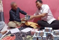 Sejumlah orang terlihat menyerahkan dan menerima tumpukan uang di sebuah ruangan. Foto ini dikaitkan dengan dugaan transaksi jual beli lahan di kawasan Hutan Negara Blok Cisadon, Babakan Madang, Kabupaten Bogor. Hubungan foto dengan transaksi tersebut masih memerlukan verifikasi. (Dokumentasi/istimewa)