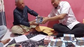 Sejumlah orang terlihat menyerahkan dan menerima tumpukan uang di sebuah ruangan. Foto ini dikaitkan dengan dugaan transaksi jual beli lahan di kawasan Hutan Negara Blok Cisadon, Babakan Madang, Kabupaten Bogor. Hubungan foto dengan transaksi tersebut masih memerlukan verifikasi. (Dokumentasi/istimewa)