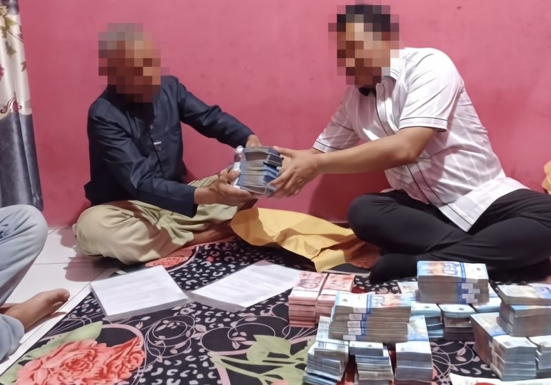 Sejumlah orang terlihat menyerahkan dan menerima tumpukan uang di sebuah ruangan. Foto ini dikaitkan dengan dugaan transaksi jual beli lahan di kawasan Hutan Negara Blok Cisadon, Babakan Madang, Kabupaten Bogor. Hubungan foto dengan transaksi tersebut masih memerlukan verifikasi. (Dokumentasi/istimewa)